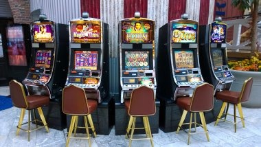 mewing88 live-dealer table on mobile showing blackjack with multi-camera view